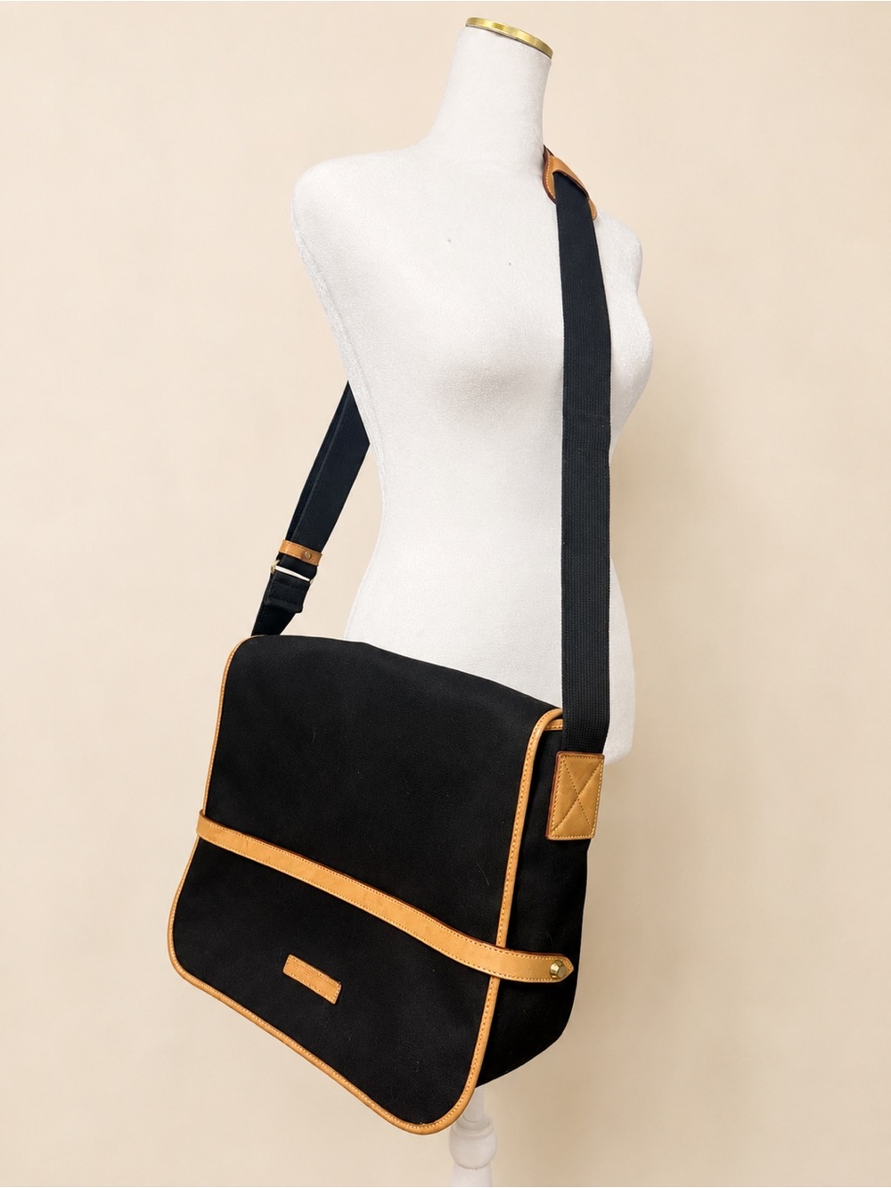 Dooney & Bourke Vintage Cabriolet Messenger Crossbody Bag - Picture 3 of 8